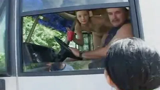 פורנו ללא רישום  בחור פןרנו ישראלי קירח מפתה את החבר של אחותו.