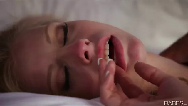 פורנו ללא רישום  ברונטית עם חזה גדול סקס ישראלי חינם שוכבת עם גבר בכיסא עור