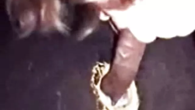 פורנו ללא רישום  הבחור החליק בעדינות לכלבה היפה עם ספוגית טבעית. פורנו חינם ישראלי
