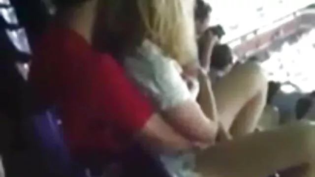 פורנו ללא רישום  דודה פורנו ישראלי להורדה בוגרת גונחת בשקט בזמן שהיא מאוננת בתוך המכונה.