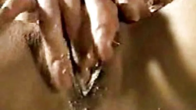 פורנו ללא רישום  לאישה בוגרת יש מעיין של שפיך סקס עדן ישראלי בפה.